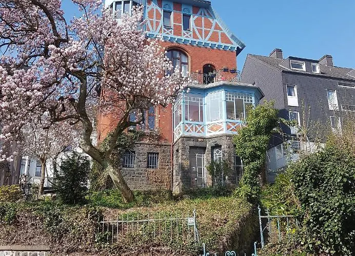 Altbauwohnung In Gruenderzeitvilla *